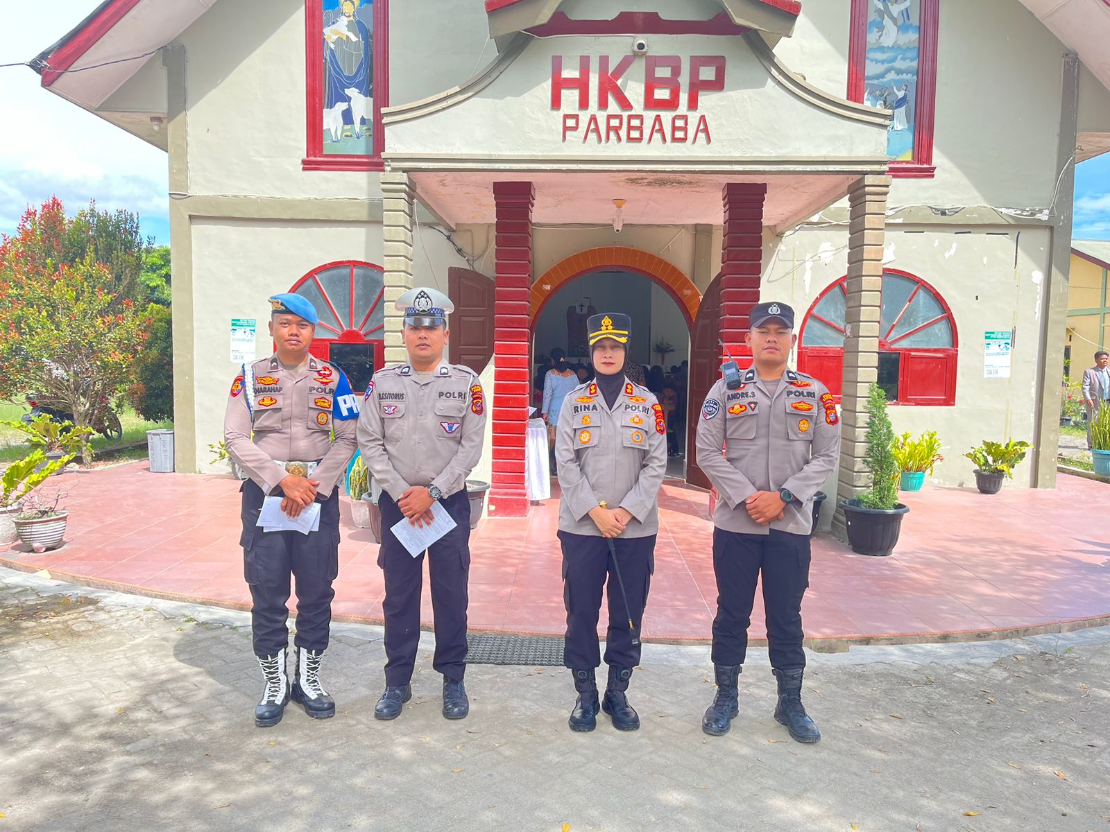 Kapolres Samosir, AKBP. Rina Aprila saat berkunjung ke salah satu gereja. (f.ist/instrumen.com)