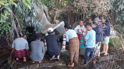 Keluarga Korban Tenggelam Gelar Ritual di Cinta Dame