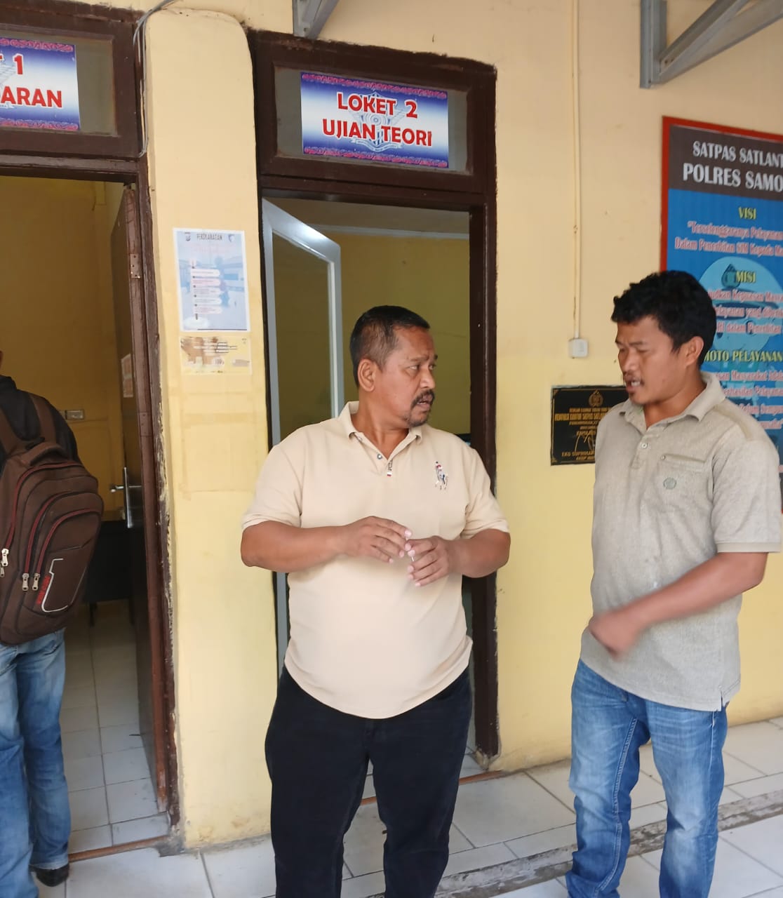 Roihantor bersama Pegiat abti korupsi, Marko Sihotang saat komplin di pos pengurusan SIM di Polres Samosir. (f. Hayun/instrumentasi.com