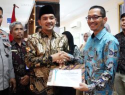 Serahkan Penghargaan Pelayanan Publik dan Kepatuhan LKPM, Wali Kota Tebing Tinggi: Tetap Konsisten Hadirkan Pelayanan yang Lebih Baik, Inovatif, dan Manusiawi