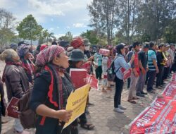 “Usir TPL” Bergema di Halaman Kantor Bupati Samosir