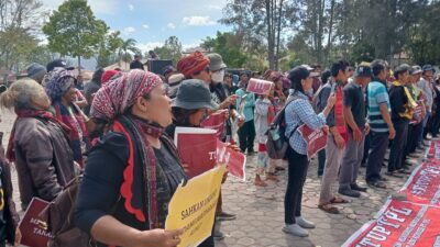 “Usir TPL” Bergema di Halaman Kantor Bupati Samosir