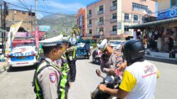 Satlantas Polres Samosir Bagikan 50 Bendera ke Pengendara