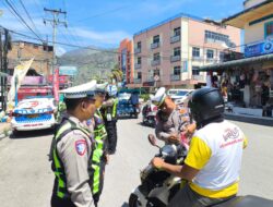 Satlantas Polres Samosir Bagikan 50 Bendera ke Pengendara