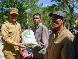 Bupati Humbahas Salurkan Bantuan Pangan Beras Cadangan Pemerintah di Kecamatan Sijamapolang