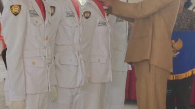 Camat Kukuhkan Anggota Paskibraka Kecamatan Siborongborong