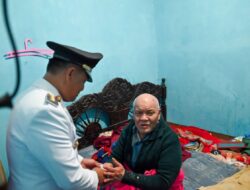 Moment Bupati Humbahas Kunjungi Warga Lahir 17 Agustus 1945 