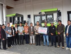 Bupati Humbahas Serahkan Dua Unit Traktor Roda Crawler kepada Kelompok Tani