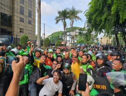 Secangkir Kopi Dingin Satukan Polisi, Mahasiswa, dan Ojol di Medan Ditengah Unjuk Rasa