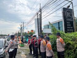 Personel Ditsamapta Polda Sumut Sigap Bantu Warga di Tengah Banjir Jalan SM Raja-Amplas Medan