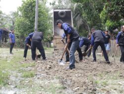 Warga Sulit ke Masjid, Bung RA Perbaiki Jalan Pakai Uang Pribadi