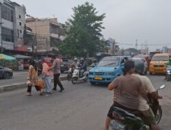 Kanit Samapta Polsek Sunggal Turun Langsung Urai Kemacetan di Pajak Kampung Lalang