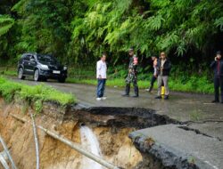 Bupati Taput Tinjau Longsor di Adiankoting, Akses Taput–Tapteng Lumpuh Dua Hari