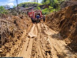 Material Longsor  Dibersihkan, Akses ke Desa Karya Sudah Dapat Dilalui