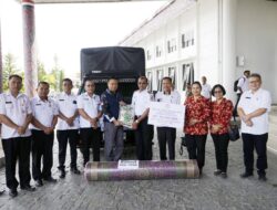 Pemkab Toba Salurkan Bantuan Sosial untuk Korban Banjir dan Longsor di Humbahas