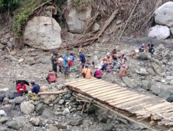 Akses Aek Sipoti Terputus Dua Bulan, Warga Dusun I Batunagodang Siatas Gotong Royong Perbaiki Jalan
