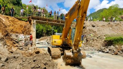 Pemerintah dan Warga Gotong Royong Perbaiki Abutment Jembatan Aek Sipoti di Onan Ganjang