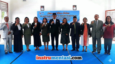 Bupati Taput lantik Anggota Dewan Pendidikan di ruang sekolah SMP Negeri 3 Tarutung, bersama Plt. Kepala Dinas Pendidikan Betty Sitorus, Kamis 12 Maret 2026 (Foto: Benget Nababan, SH),