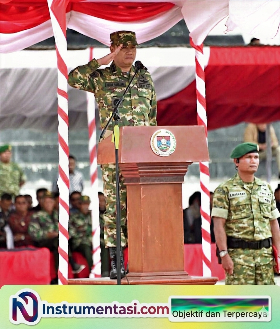 Bupati Humbang Hasundutan, Dr. Oloan Paniaran Nababan, sambut prajurit Batalyon Infanteri Teritorial Pembangunan (Yonif TP) 955/Hoda Sihapaspili di Stadion Simangaronsang, Doloksanggul, Sabtu 14 Maret 2026 (Foto: dok.Instrumentasi.com).