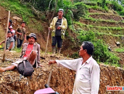 Masyarakat Dusun Satu Desa Batunagodang-Siatas Gotong-royong Perbaiki Ruas Jalan Rusak