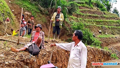 Masyarakat Dusun Satu Desa Batunagodang-Siatas Gotong-royong Perbaiki Ruas Jalan Rusak