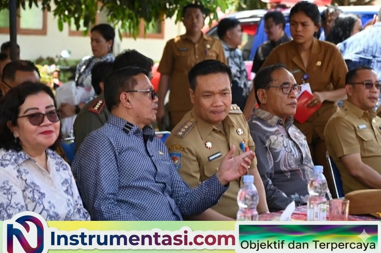 Tampak Anggota DPR RI Sabam Sinaga berbincang dengan Bupati Humbahas Oloan Paniaran dan disebelah Beresman Sianturi (DPRD), Sekdakab Humbahas Christison R Marbun, Senin 16 Maret 2026 di Kecamatan Paranginan (Foto: dok Instrumentasi.com)