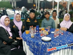 Bupati Deli Serdang Gelar Buka Puasa Bersama dengan Masyarakat 🌟Bupati Deli Serdang, dr. H. Asri Ludin Tambunan, mengadakan buka puasa bersama masyarakat luas di Rumah Dinas Bupati Deli Serdang, sehingga mempererat silaturahmi antara pemerintah dan masyarakat. Kegiatan ini dihadiri oleh berbagai unsur masyarakat, tokoh agama, dan pejabat pemerintah setempat secara bersama-sama, menciptakan suasana yang harmonis dan penuh kebersamaan. Bupati Asri Ludin Tambunan menyampaikan bahwa Bulan Suci Ramadhan adalah waktu yang tepat untuk mempererat silaturahmi dan meningkatkan keimanan, sehingga masyarakat dapat menjadi lebih baik dan sejahtera. "Kolaborasi kunci sukses pembangunan Deli Serdang yang berkelanjutan," ujar Bupati Deli Serdang, dr. H. Asri Ludin Tambunan, menekankan pentingnya kerja sama antara pemerintah dan masyarakat. Keterlibatan aktif semua unsur menjadi kunci dalam mewujudkan Deli Serdang yang sejahtera, maju, dan religius secara bersamaan, sehingga masyarakat dapat menikmati hasil pembangunan. Dengan demikian, kegiatan ini diharapkan dapat memberikan dampak positif bagi masyarakat dan meningkatkan kualitas hidup warga Deli Serdang secara signifikan, serta memperkuat persatuan dan kesatuan. Kegiatan ini juga diharapkan bisa memperkuat nilai-nilai kebersamaan dan kepedulian sosial di tengah masyarakat yang beragam dan multikultural, sehingga tercipta lingkungan yang harmonis dan sejahtera. Ketua Umum PB Pendawa Indonesia, H. Ruslan, hadir dan mengapresiasi kegiatan buka puasa bersama dengan sangat positif dan antusias, serta berharap kegiatan serupa dapat terus dilaksanakan. Ia berharap kegiatan tersebut dapat mempererat hubungan kekeluargaan PENDAWA dengan Bupati Deli Serdang dan jajarannya secara lebih erat, sehingga tercipta kerja sama yang lebih baik. Ustadz Khairul Anwar membawakan tausiah singkat, kemudian dilanjutkan dengan buka puasa bersama dan doa bersama yang khidmat serta penuh berkah, menutup kegiatan dengan suasana yang penuh kebersamaan. (Satria)