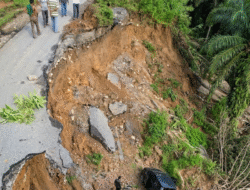Mobil Masuk Jurang di Humbahas, Jalan Berlobang Jadi Penyebabnya