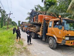 Dikawal Brimob Bersenjata Lengkap, Alat Berat Tambang Emas Ilegal Tapsel–Madina Dievakuasi ke Batalyon C Sipirok