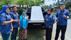 Atap Rumah Nek Sa’diyah Bocor, Bung RA Kirimkan Tim Serahkan Bantuan Perbaikan