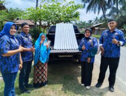 Atap Rumah Nek Sa’diyah Bocor, Bung RA Kirimkan Tim Serahkan Bantuan Perbaikan