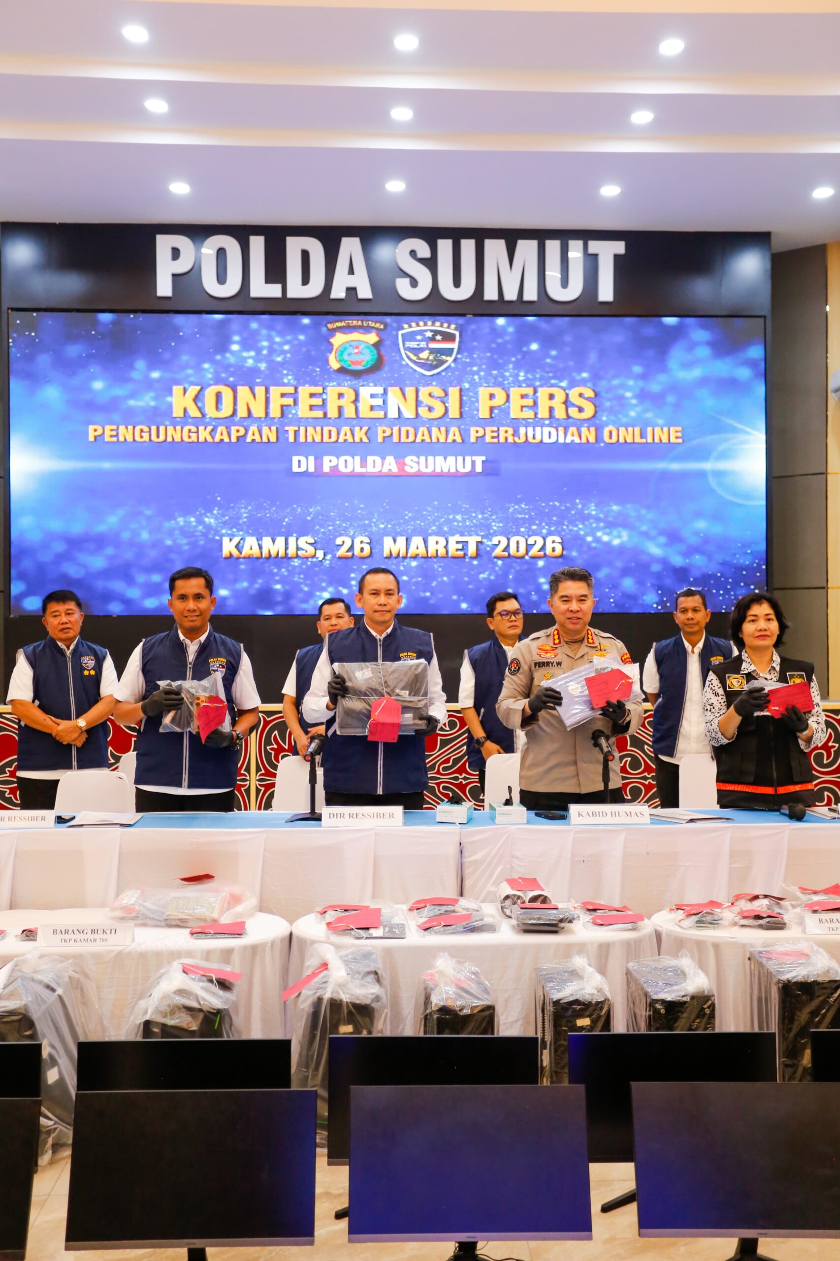Pengungkapan itu disampaikan oleh Dirresiber Polda Sumut Kombes Pol Dr. Bayu Wicaksono dalam konferensi pers yang dibuka oleh Kabid Humas Polda Sumut Kombes Pol Ferry Walintukan di Aula Tribrata Polda Sumut, Kamis (26/3/2026).