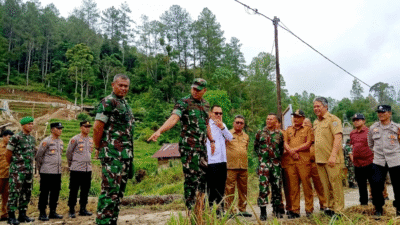 prosesi peletakan batu pertama (groundbreaking) yang dihadiri oleh Wakil Bupati Taput, Deni Parlindungan Lumbantoruan, bersama Komandan Kodim (Dandim) 0210/TU, Letkol Kav. Ronald Tampubolon.