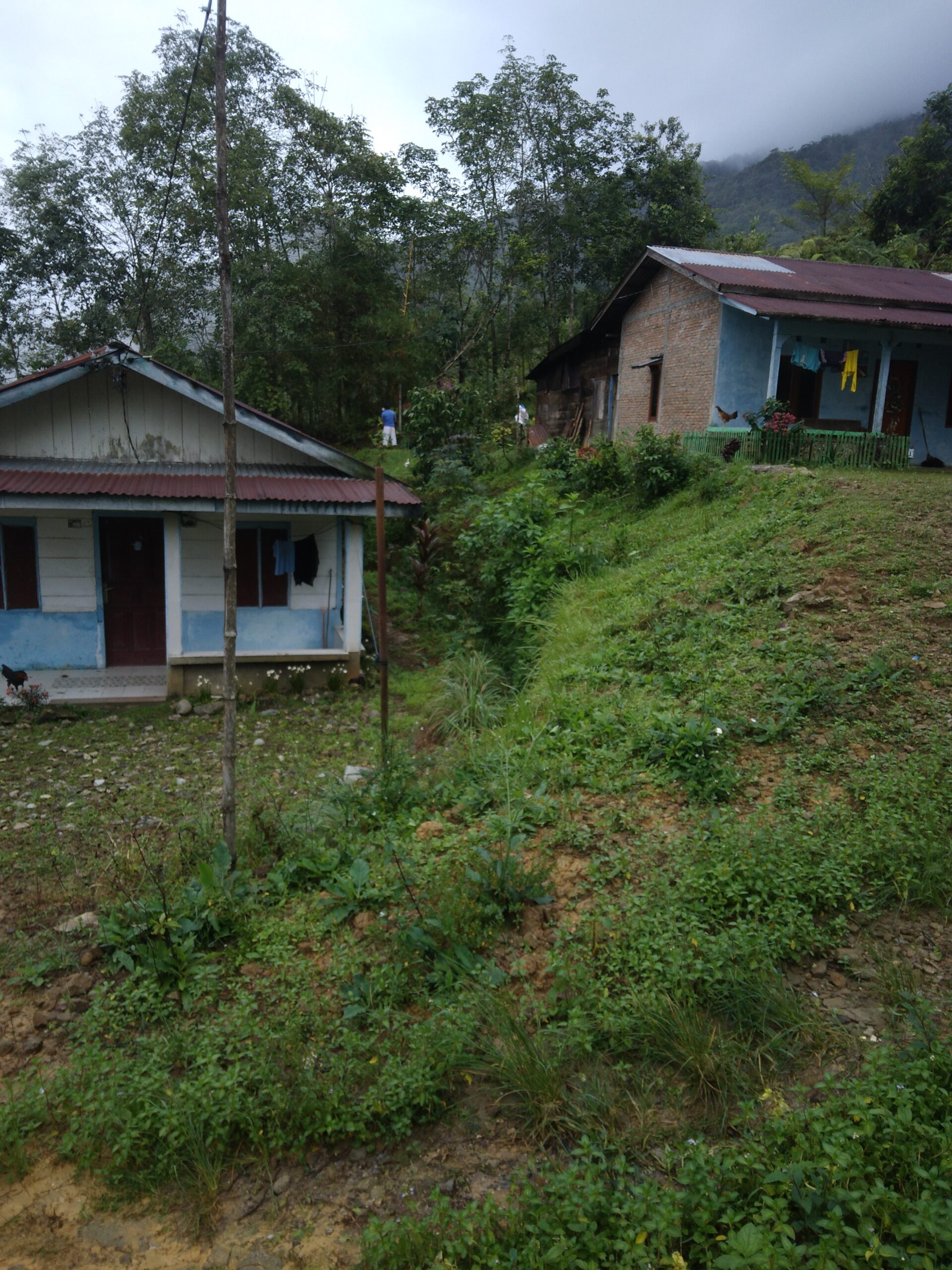 Rumah di Lumban Sihotang Desa Panggugunan Kecamatan Pakkat tidak ditempati lagi, warga mengungsi dan trauma akan terjadi longsor susulan. Sekitar 30 KK mengungsi dan belum mendapat bantuan apapun dari pemkab Humbahas (Foto: Dok/Instrumentasi.com)