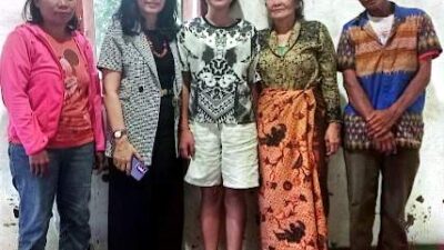 Ketua Komnas Perlindungan Anak (PA), Ria Gurning, kunjungi kediaman remaja yang tewas gantung diri di Desa Huta Ginjang, Kecamatan Simanindo, Kabupaten Samosir pada Senin (30/03/2026).