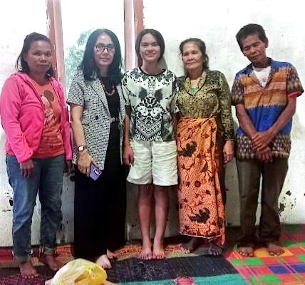 Ketua Komnas Perlindungan Anak (PA), Ria Gurning, kunjungi kediaman remaja yang tewas gantung diri di Desa Huta Ginjang, Kecamatan Simanindo, Kabupaten Samosir pada Senin (30/03/2026).