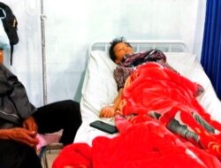 Salah satu pasien yang dilarikan dari sekolah SMP N3 Nagasaribu guna mendapat perawatan di RSUD Doloksanggul ( Foto: dok.Instrumentasi.com)