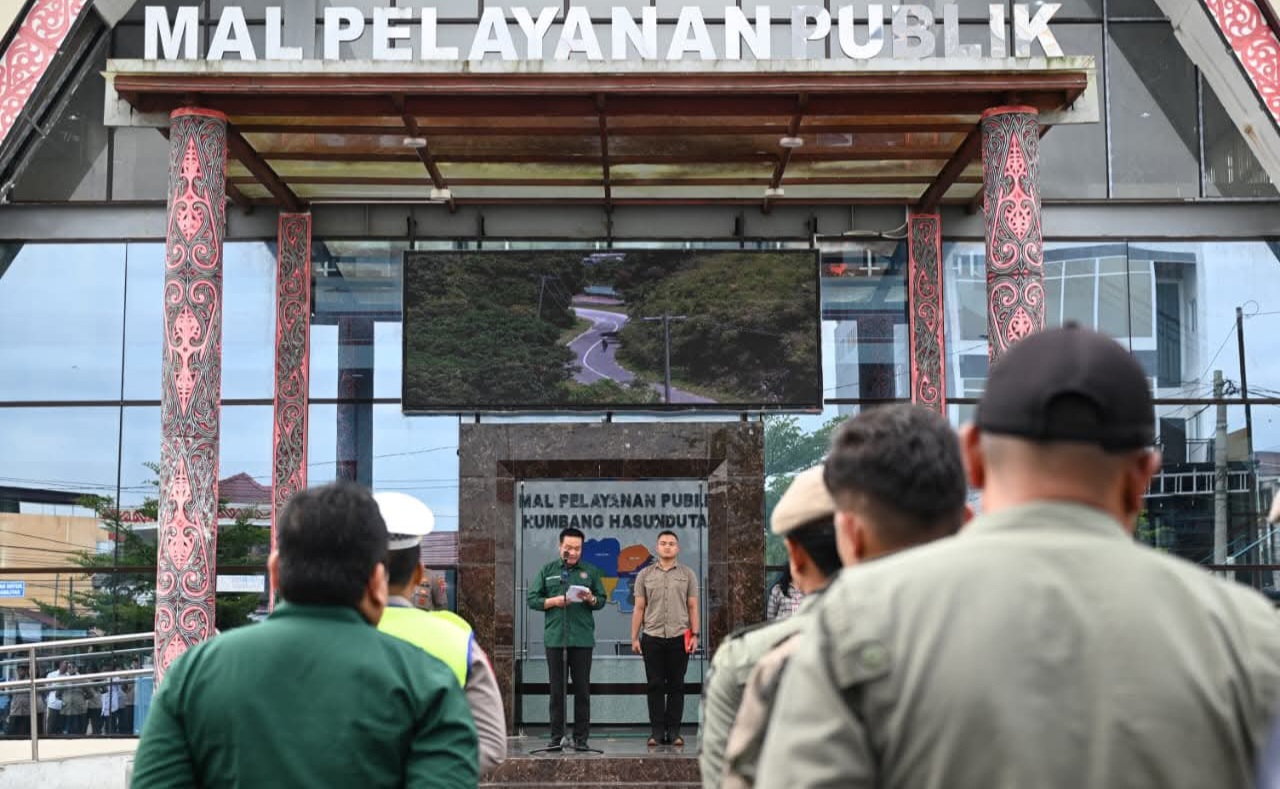 Dr. Oloan Paniaran Nababan, memimpin apel operasi gabungan sadar pajak kendaraan bermotor dan Bea Balik Nama di halaman Mal Pelayanan Publik (MPP) Doloksanggul, Selasa (21/4/2026).
