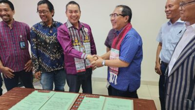 Tanda tangan kerjasama Badan Pengelola Toba Caldera UNESCO Global Geopark (BP TCUGGp) dan Parsadaan Pomparan Toga Sinaga dan Boruna (PPTSB) menandatangani Nota Kesepahaman untuk menjaga lingkungan Danau Toba, Minggu 12 April 2026, di Gedung Togsin (Foto: Royzicki Sinaga/Instrumentasi.com)