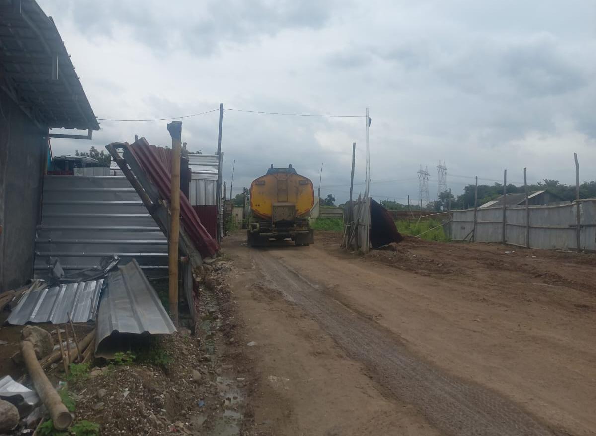 Keterangan foto : Truk tangki kimia memasuki lapak tempat transaksi ilegal diduga  milik HSGM di dekat Polsek Kramat Watu. (F. Ist/instrumentasi.com