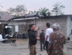 Angin Puting Beliung Rusak Rumah Warga di Paniaran, Lalu Lintas Sempat Terganggu