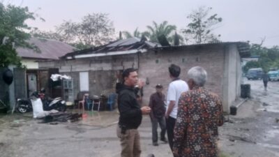 Angin Puting Beliung Rusak Rumah Warga di Paniaran, Lalu Lintas Sempat Terganggu
