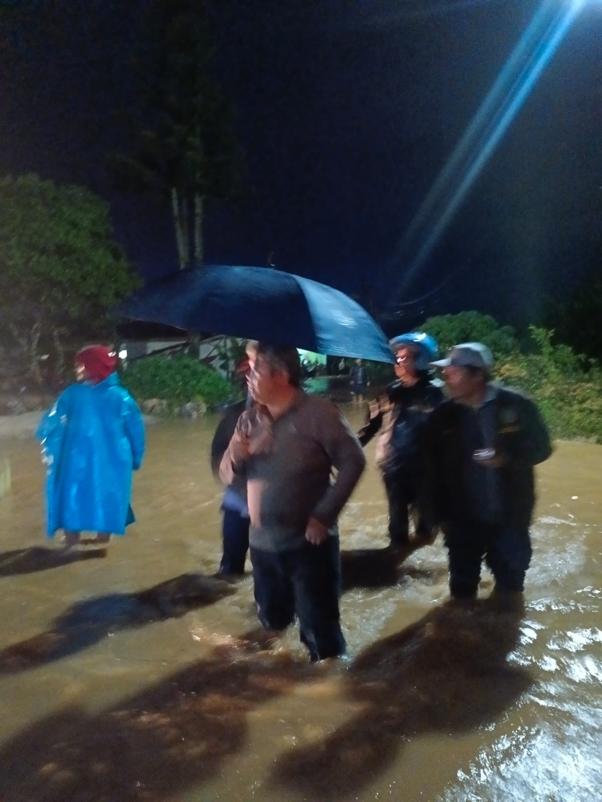 Wakil bupati Taput, Deni P Lumbantoruan saat meninjau rumah warga di Desa Hutauruk Siwalompu dan Desa Siraja Oloan, Kecamatan Tarutung yang terendam luapan air. (F. Bangkit/instrumentasi.com)