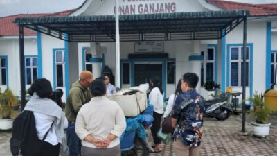 dokter dan Nakes di Halaman Puskesmas Onan Ganjang Beli ikan saat jam kerja.