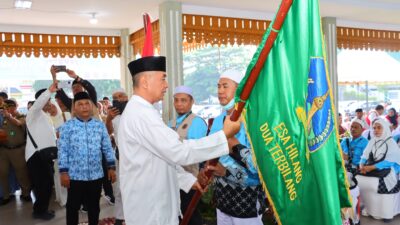Pemerintah Kota (Pemko) Tebing Tinggi secara resmi melepas keberangkatan rombongan jemaah haji tahun 1447 Hijriah/2026 Masehi di Anjungan Sri Mersing, Lapangan Merdeka, Jalan Dr. Sutomo, Jumat (24/4/2026).