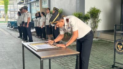Kalapas Kelas I Medan, Fonika Affandi bersama jajaran saat apel deklarasi komitmen bersama Zero Narkoba dan ponsel.