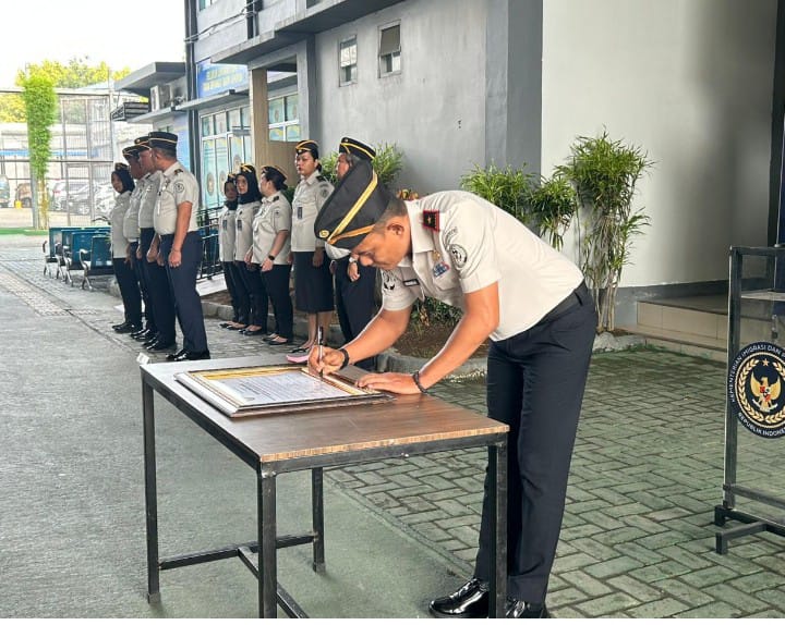 Kalapas Kelas I Medan, Fonika Affandi bersama jajaran saat apel deklarasi komitmen bersama Zero Narkoba dan ponsel.