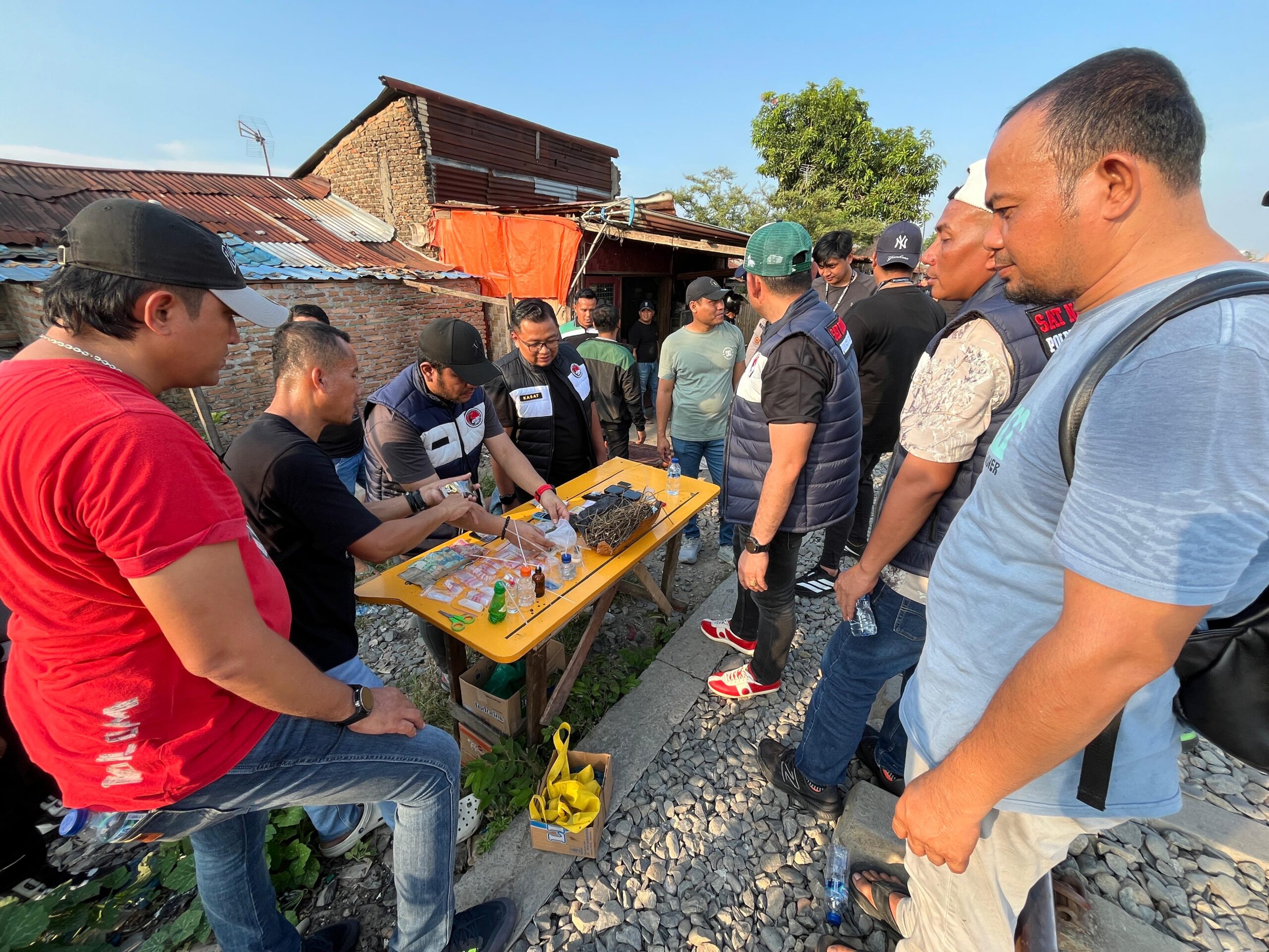 Satres Narkoba Polrestabes Medan kembali menggerebek sarang narkoba di bantaran Rel KA Tembung, Percut Seituan, Sabtu (24/4/2026).