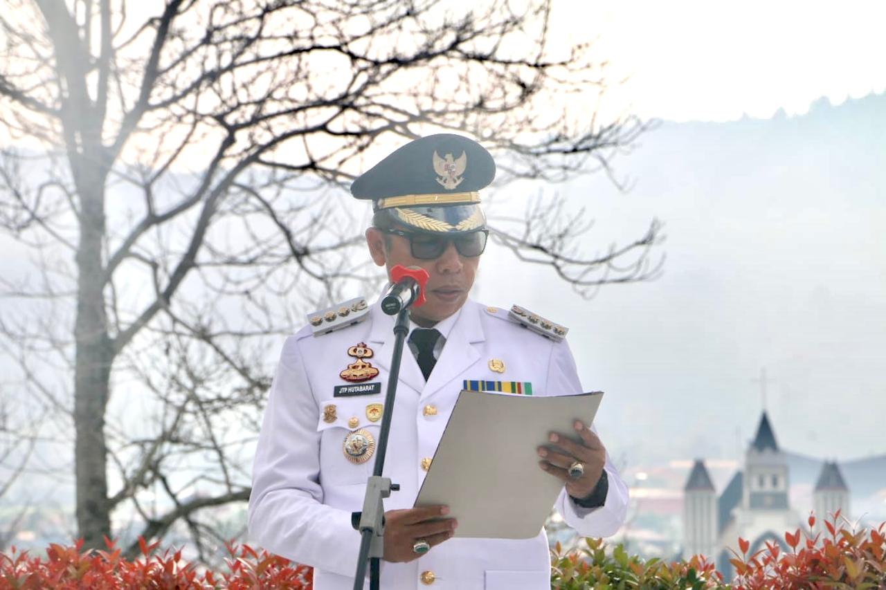 Dr. Jonius Taripar Parsaoran Hutabarat, S.Si., M.Si., memimpin upacara peringatan Hari Otonomi Daerah ke-XXX Tahun 2026 di Halaman Kantor Bupati Tapanuli Utara, Tarutung, Senin (27/4/2026)