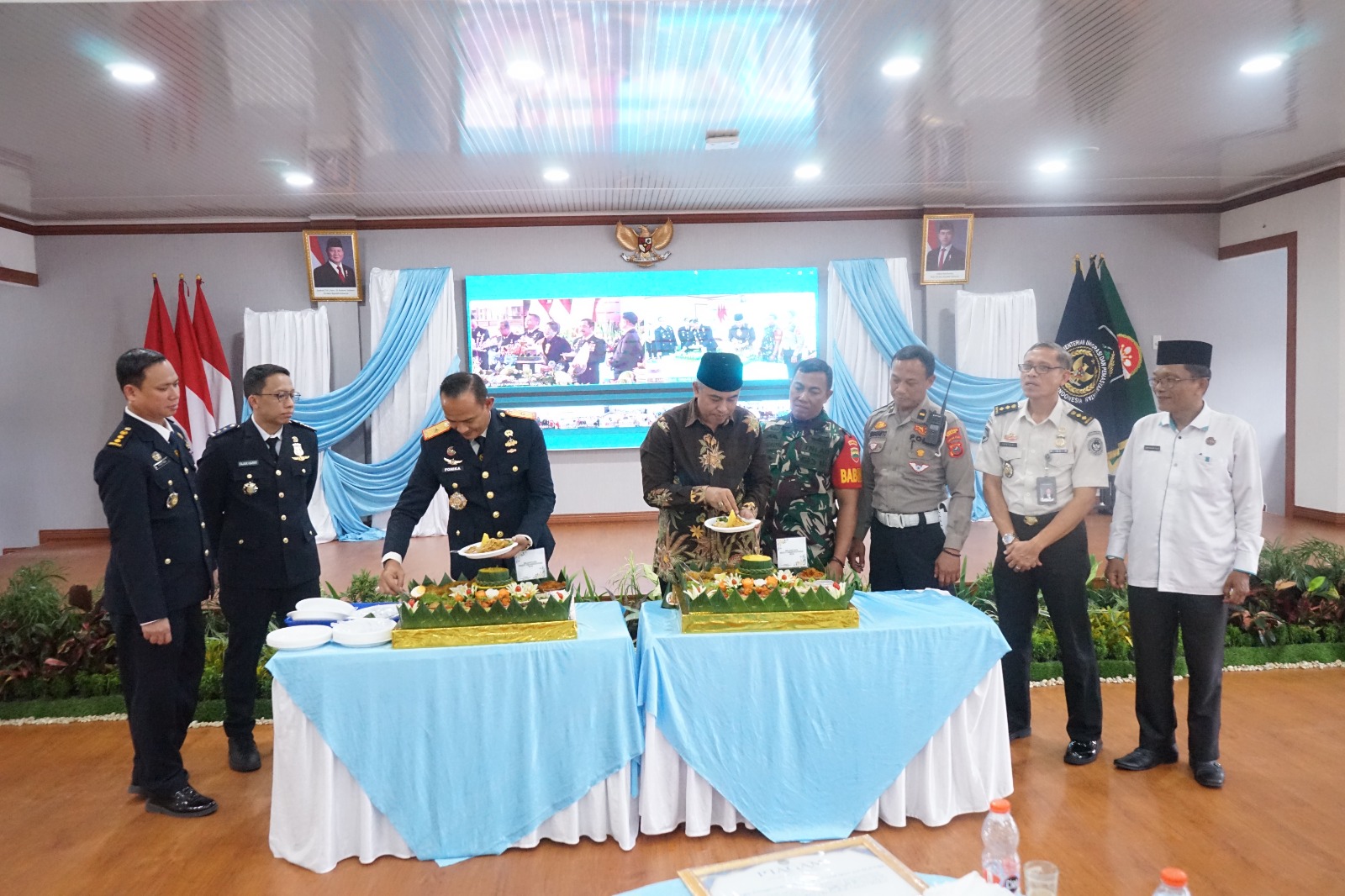 Pemotongan tumpeng Hari Bakti Pemasyarakatan ke-62, Senin (27/4/2026) Lapas kelas I Medan.